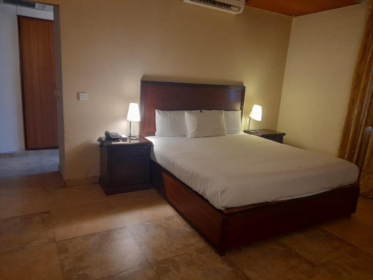 Shalimar Tower Hotel Лахор Екстериор снимка